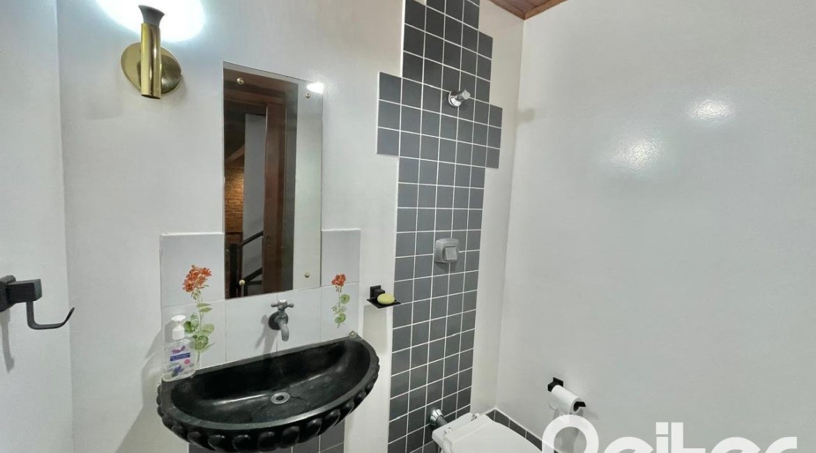 Casa à venda com 338m², 6 dormitórios, 3 suítes, 4 vagas, no bairro Ipanema em Porto Alegre
