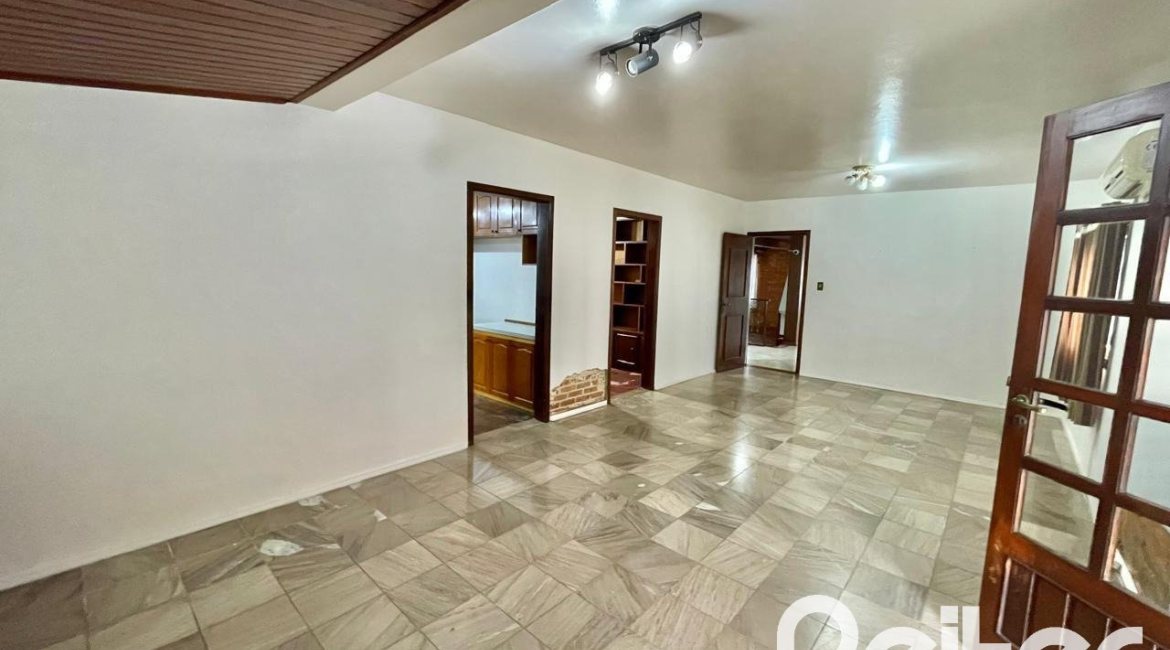 Casa à venda com 338m², 6 dormitórios, 3 suítes, 4 vagas, no bairro Ipanema em Porto Alegre