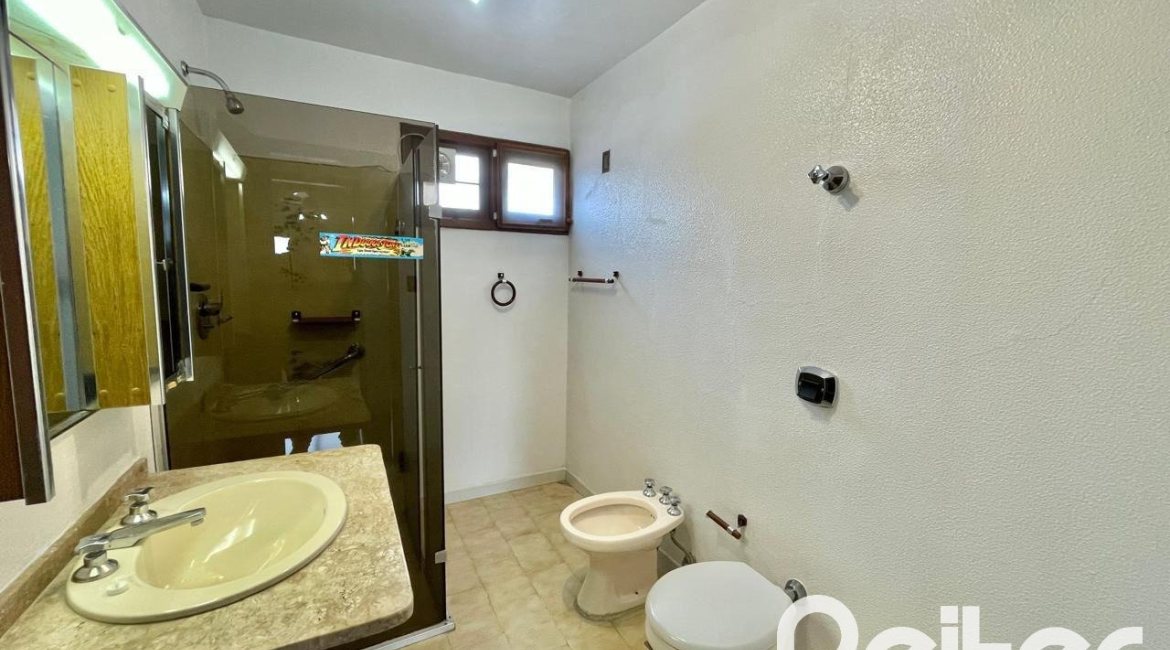 Casa à venda com 338m², 6 dormitórios, 3 suítes, 4 vagas, no bairro Ipanema em Porto Alegre