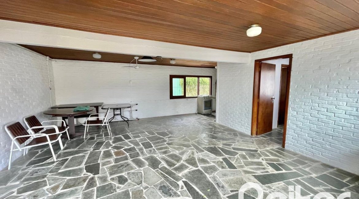 Casa à venda com 338m², 6 dormitórios, 3 suítes, 4 vagas, no bairro Ipanema em Porto Alegre