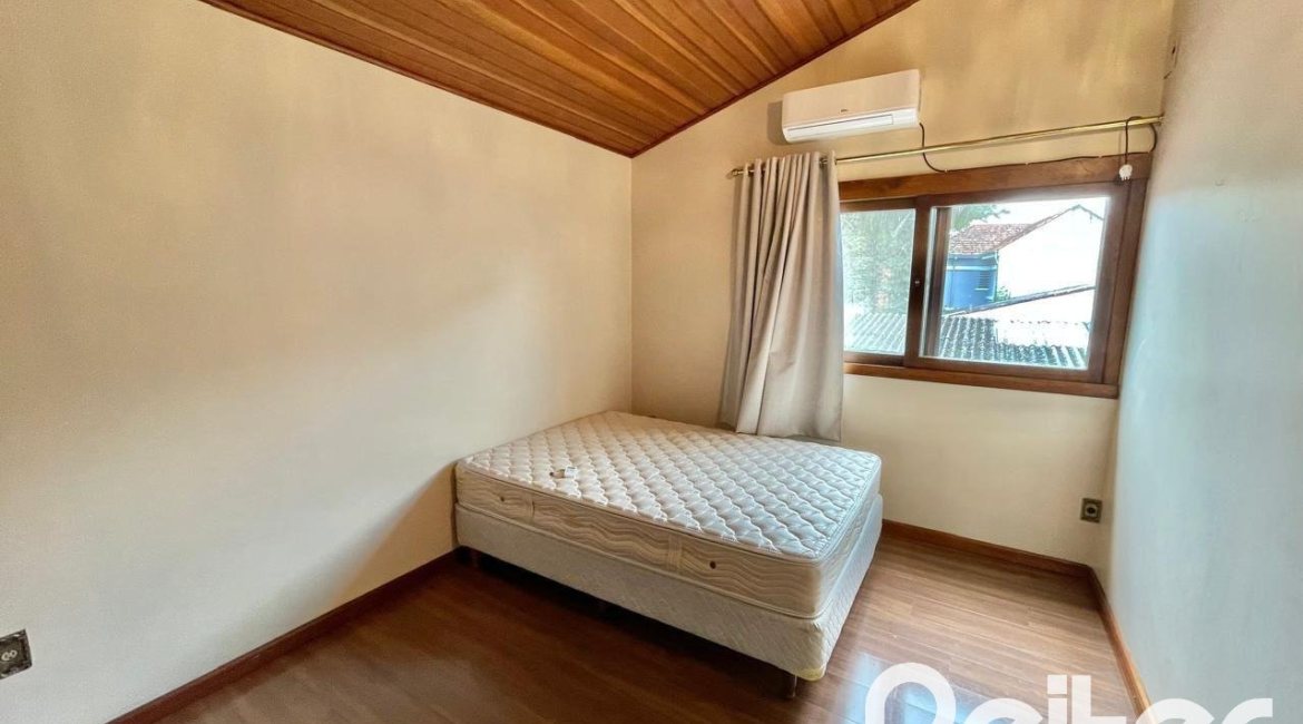 Casa à venda com 338m², 6 dormitórios, 3 suítes, 4 vagas, no bairro Ipanema em Porto Alegre