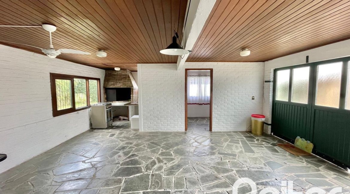 Casa à venda com 338m², 6 dormitórios, 3 suítes, 4 vagas, no bairro Ipanema em Porto Alegre