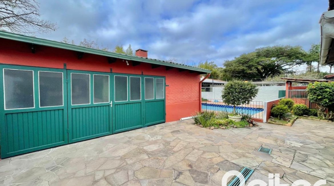 Casa à venda com 338m², 6 dormitórios, 3 suítes, 4 vagas, no bairro Ipanema em Porto Alegre