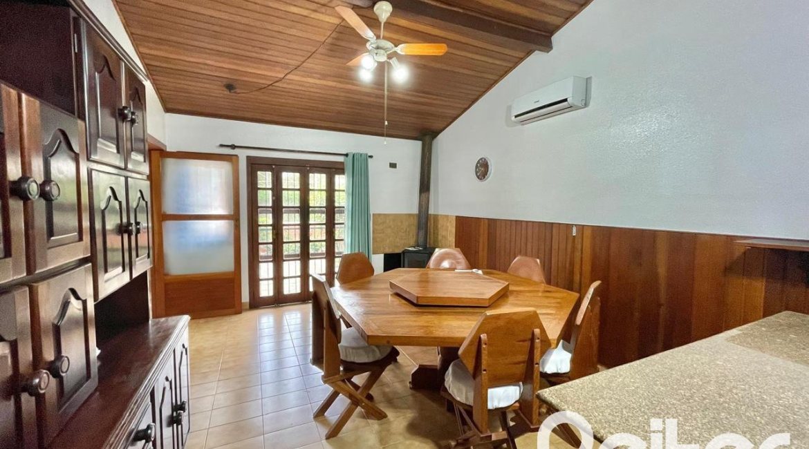 Casa à venda com 338m², 6 dormitórios, 3 suítes, 4 vagas, no bairro Ipanema em Porto Alegre