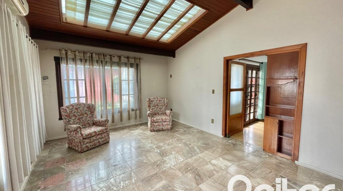 Casa à venda com 338m², 6 dormitórios, 3 suítes, 4 vagas, no bairro Ipanema em Porto Alegre