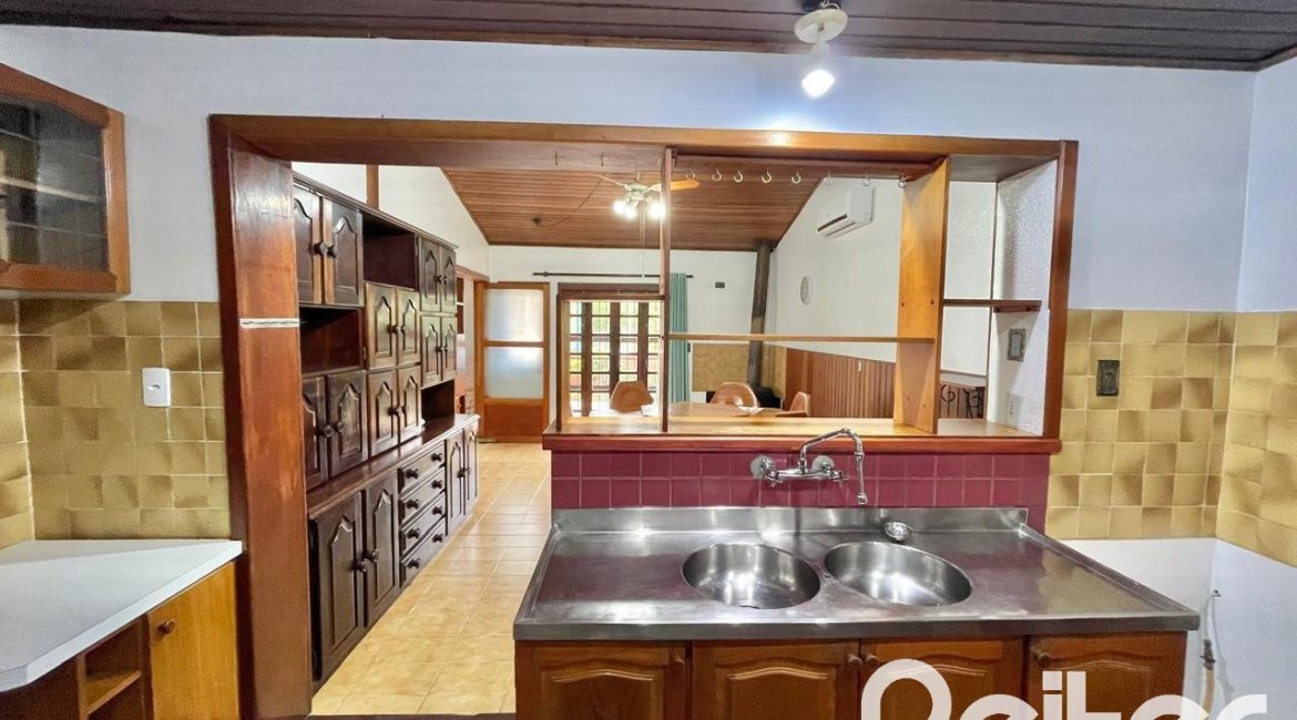 Casa à venda com 338m², 6 dormitórios, 3 suítes, 4 vagas, no bairro Ipanema em Porto Alegre