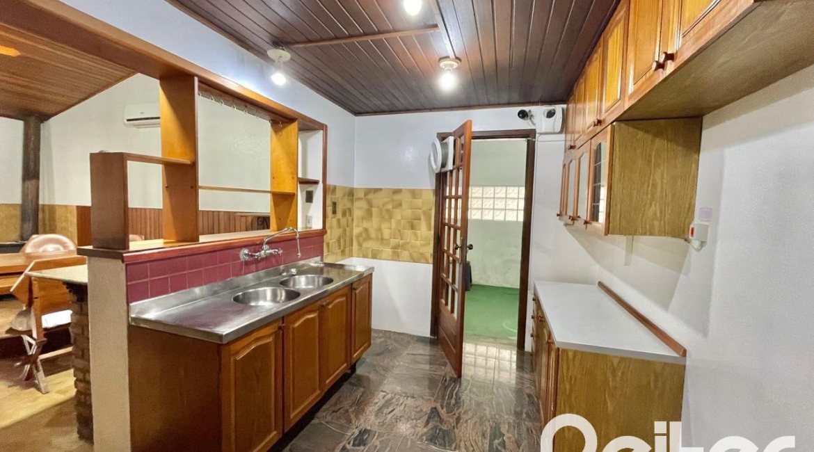 Casa à venda com 338m², 6 dormitórios, 3 suítes, 4 vagas, no bairro Ipanema em Porto Alegre