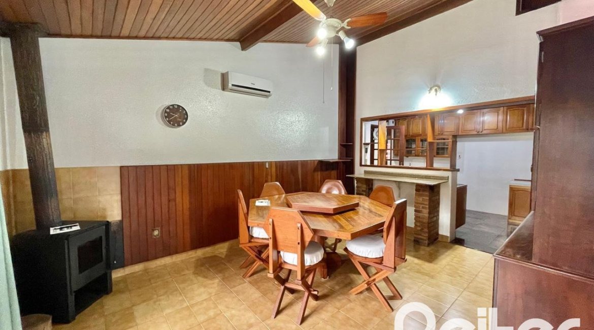 Casa à venda com 338m², 6 dormitórios, 3 suítes, 4 vagas, no bairro Ipanema em Porto Alegre