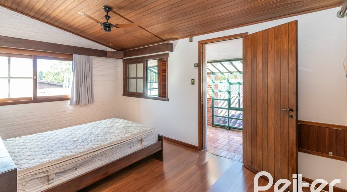 Casa à venda com 338m², 6 dormitórios, 3 suítes, 4 vagas, no bairro Ipanema em Porto Alegre