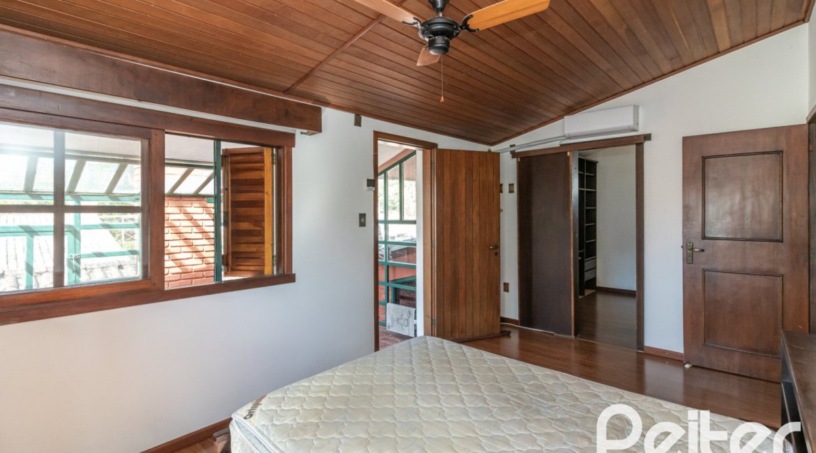 Casa à venda com 338m², 6 dormitórios, 3 suítes, 4 vagas, no bairro Ipanema em Porto Alegre