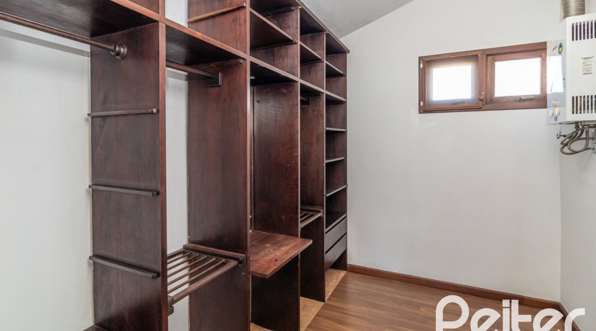 Casa à venda com 338m², 6 dormitórios, 3 suítes, 4 vagas, no bairro Ipanema em Porto Alegre