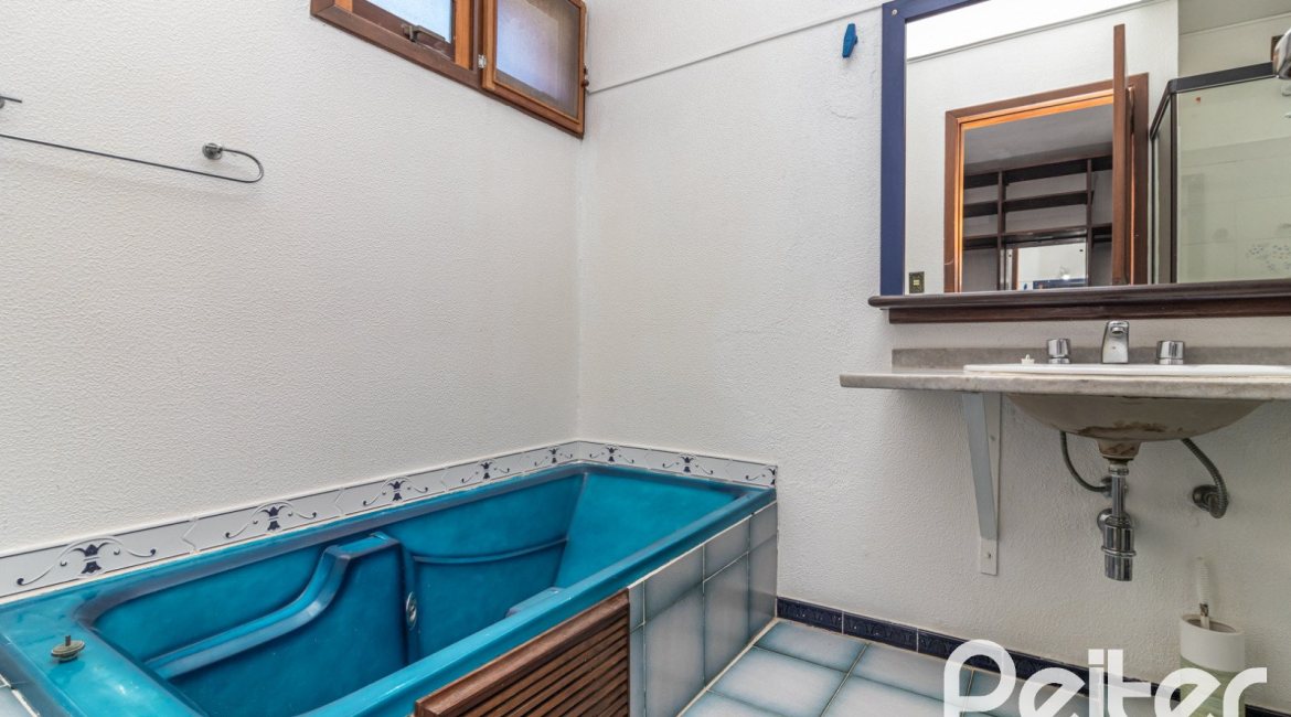 Casa à venda com 338m², 6 dormitórios, 3 suítes, 4 vagas, no bairro Ipanema em Porto Alegre