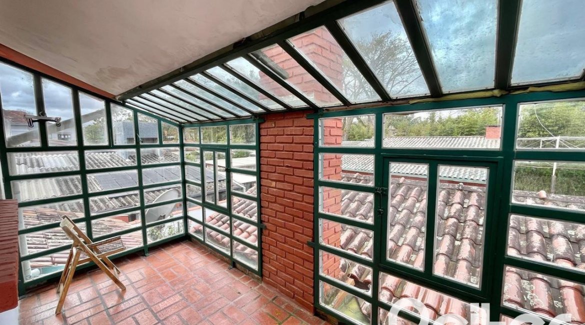 Casa à venda com 338m², 6 dormitórios, 3 suítes, 4 vagas, no bairro Ipanema em Porto Alegre