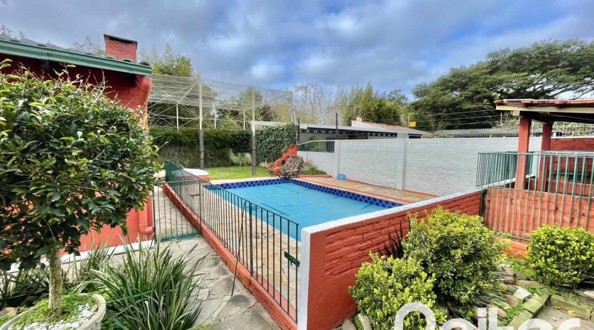 Casa à venda com 338m², 6 dormitórios, 3 suítes, 4 vagas, no bairro Ipanema em Porto Alegre