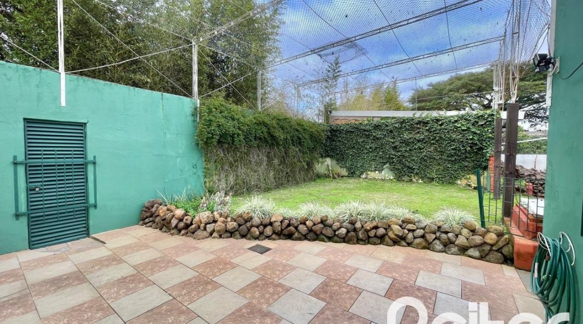 Casa à venda com 338m², 6 dormitórios, 3 suítes, 4 vagas, no bairro Ipanema em Porto Alegre