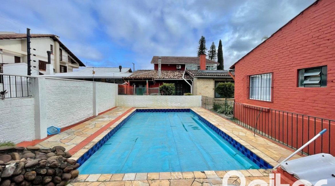 Casa à venda com 338m², 6 dormitórios, 3 suítes, 4 vagas, no bairro Ipanema em Porto Alegre