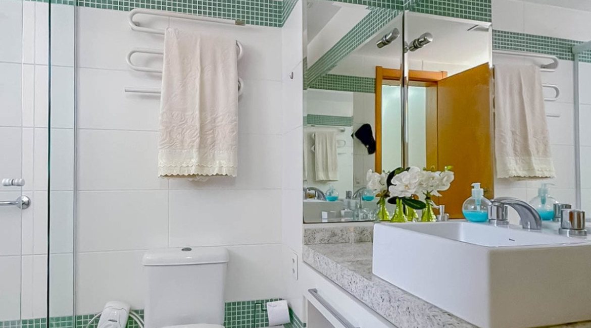 Apartamento à venda com 120m², 3 dormitórios, 3 suítes, 2 vagas, no bairro Menino Deus em Porto Alegre