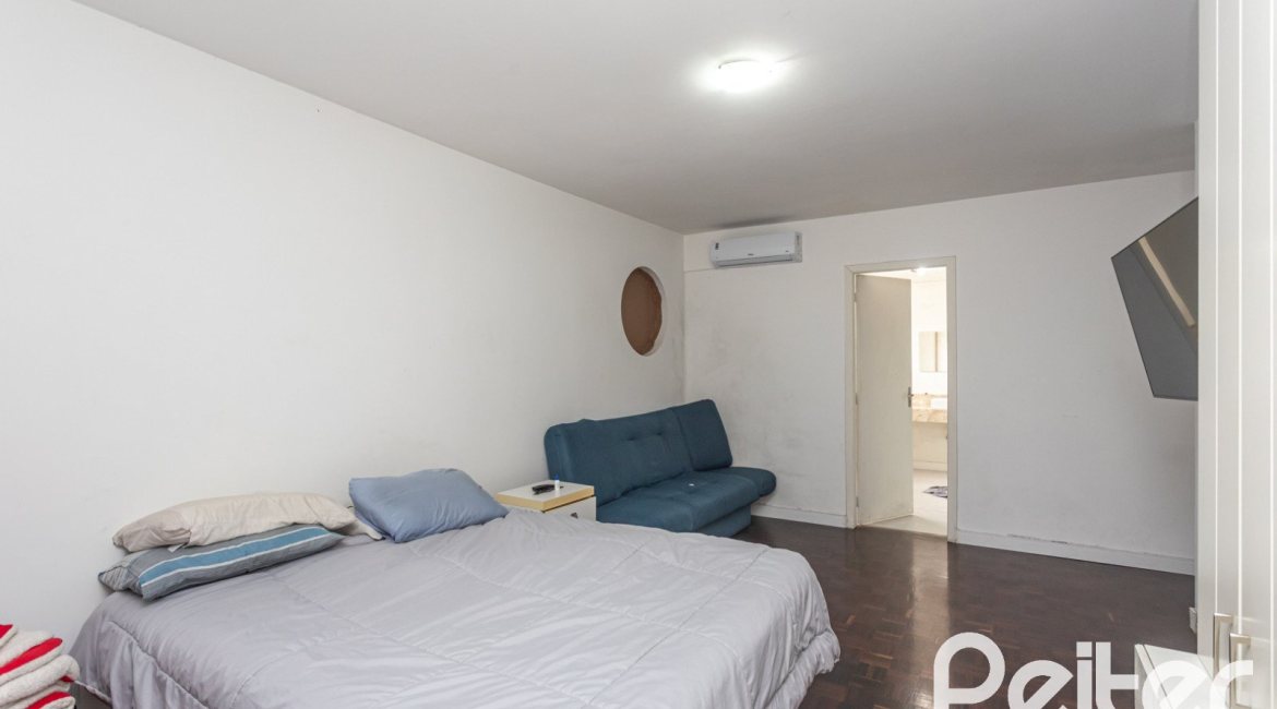 Casa à venda com 272m², 3 dormitórios, 2 suítes, 2 vagas, no bairro Ipanema em Porto Alegre