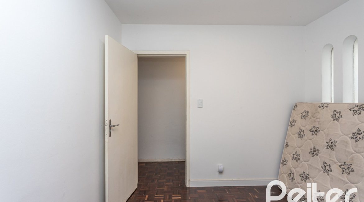 Casa à venda com 272m², 3 dormitórios, 2 suítes, 2 vagas, no bairro Ipanema em Porto Alegre