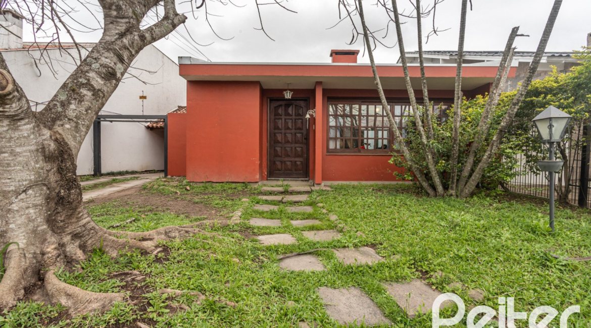 Casa à venda com 272m², 3 dormitórios, 2 suítes, 2 vagas, no bairro Ipanema em Porto Alegre