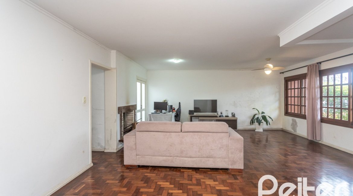 Casa à venda com 272m², 3 dormitórios, 2 suítes, 2 vagas, no bairro Ipanema em Porto Alegre