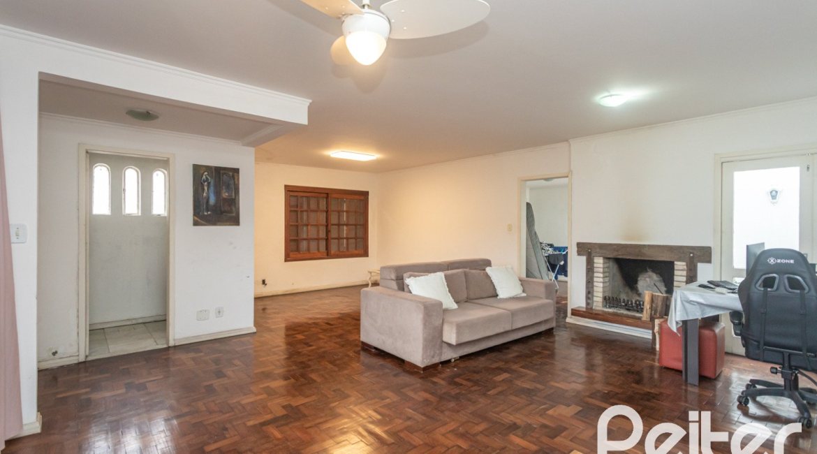 Casa à venda com 272m², 3 dormitórios, 2 suítes, 2 vagas, no bairro Ipanema em Porto Alegre