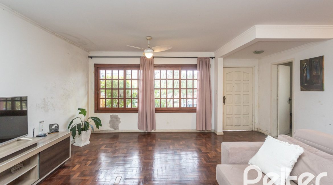 Casa à venda com 272m², 3 dormitórios, 2 suítes, 2 vagas, no bairro Ipanema em Porto Alegre