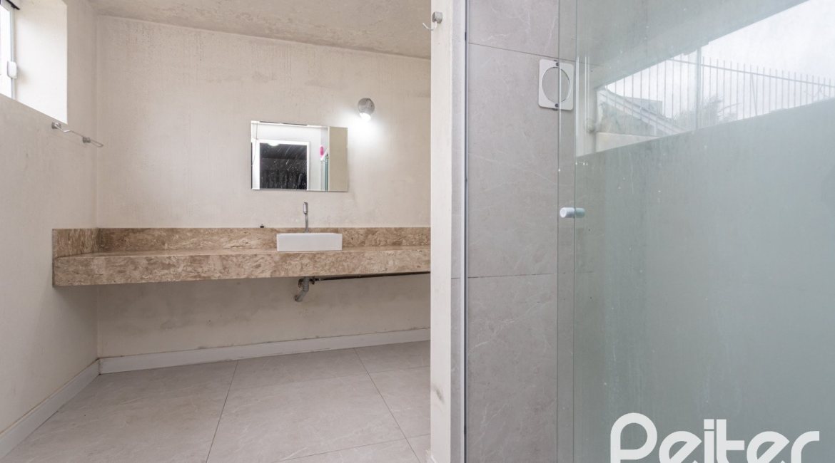 Casa à venda com 272m², 3 dormitórios, 2 suítes, 2 vagas, no bairro Ipanema em Porto Alegre