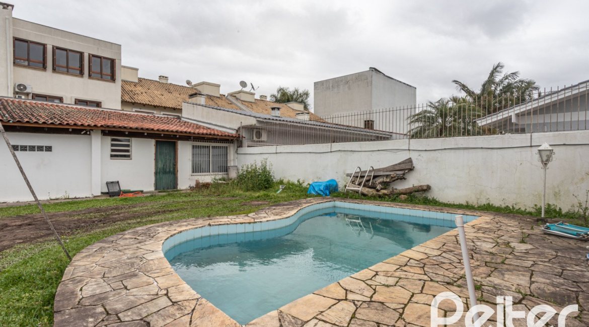 Casa à venda com 272m², 3 dormitórios, 2 suítes, 2 vagas, no bairro Ipanema em Porto Alegre