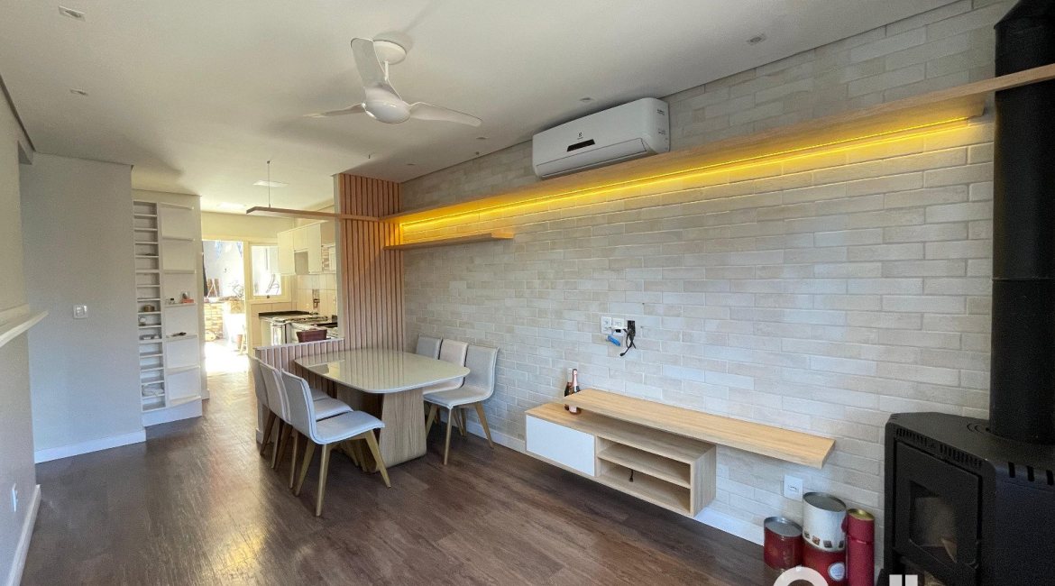 Casa à venda com 85m², 2 dormitórios, 2 vagas, no bairro Hípica em Porto Alegre