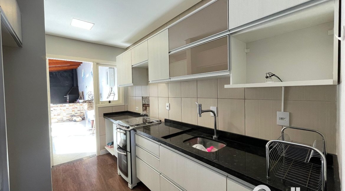 Casa à venda com 85m², 2 dormitórios, 2 vagas, no bairro Hípica em Porto Alegre