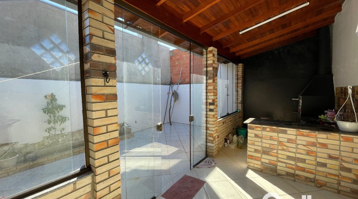 Casa à venda com 85m², 2 dormitórios, 2 vagas, no bairro Hípica em Porto Alegre