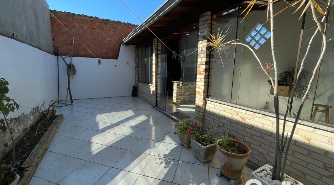 Casa à venda com 85m², 2 dormitórios, 2 vagas, no bairro Hípica em Porto Alegre