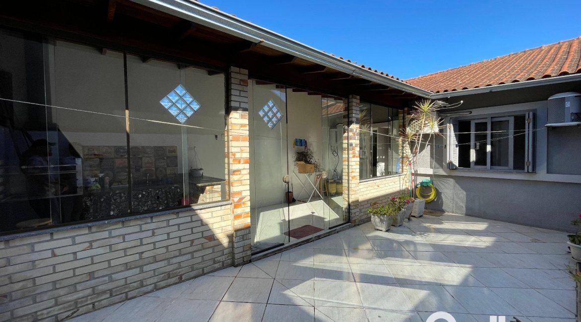 Casa à venda com 85m², 2 dormitórios, 2 vagas, no bairro Hípica em Porto Alegre