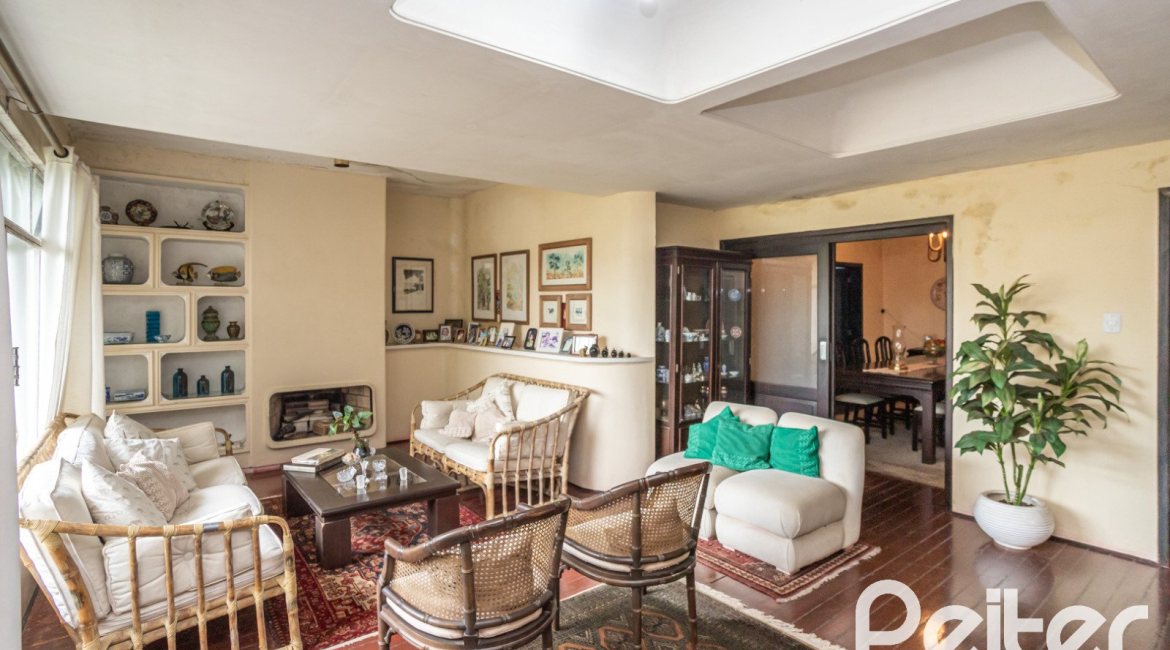 Casa à venda com 195m², 5 dormitórios, 1 suíte, 2 vagas, no bairro Tristeza em Porto Alegre