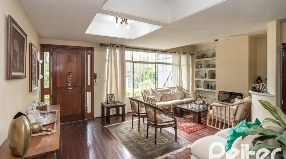 Casa à venda com 195m², 5 dormitórios, 1 suíte, 2 vagas, no bairro Tristeza em Porto Alegre