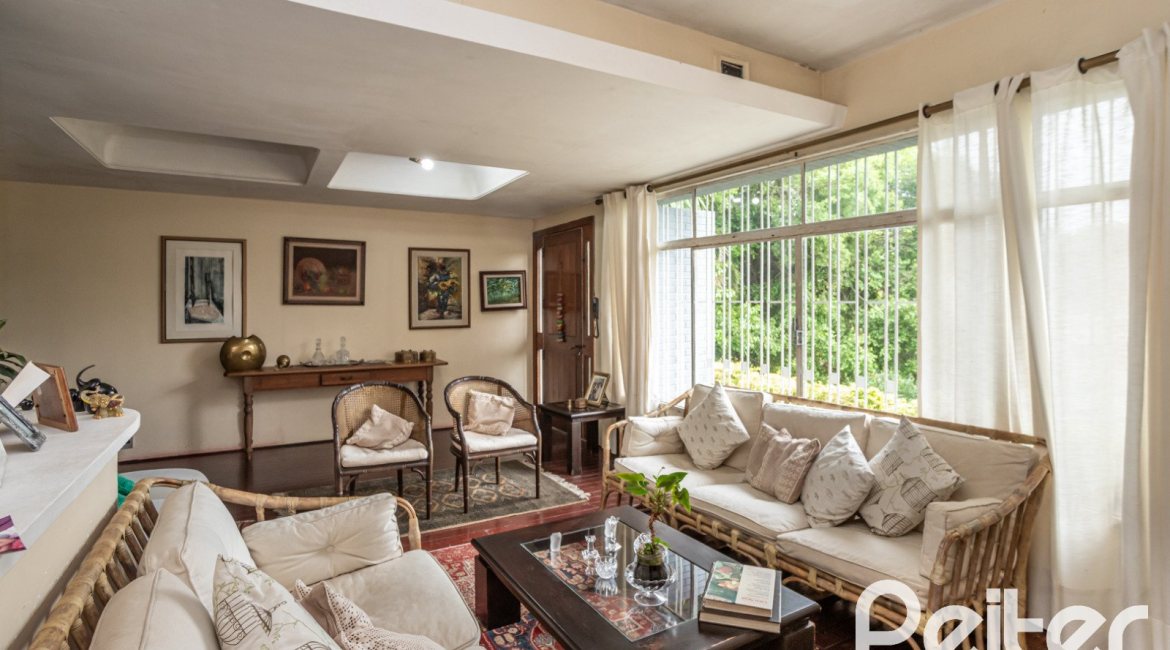 Casa à venda com 195m², 5 dormitórios, 1 suíte, 2 vagas, no bairro Tristeza em Porto Alegre