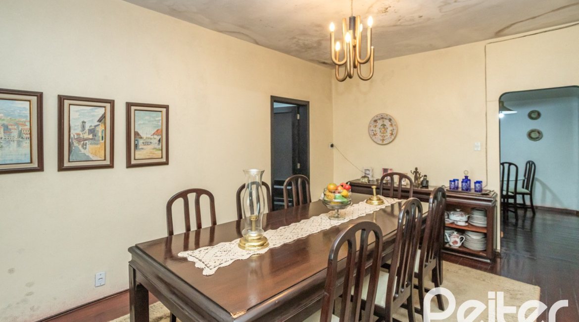 Casa à venda com 195m², 5 dormitórios, 1 suíte, 2 vagas, no bairro Tristeza em Porto Alegre