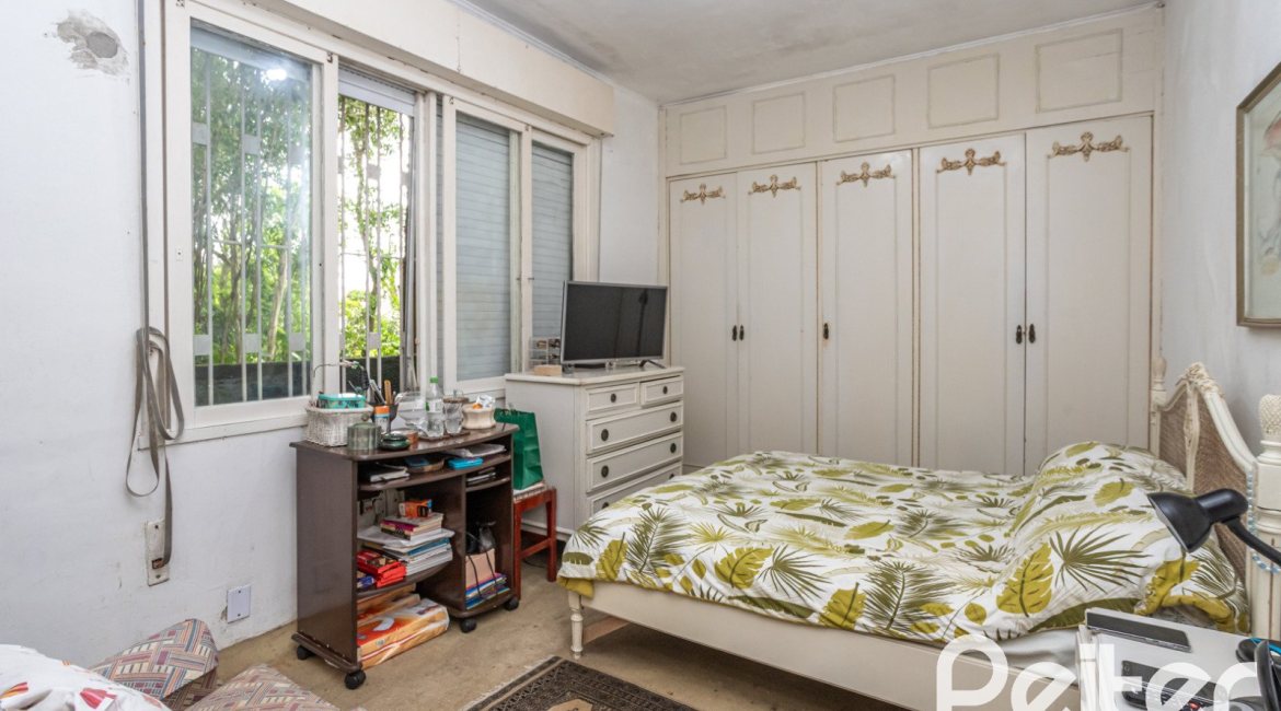 Casa à venda com 195m², 5 dormitórios, 1 suíte, 2 vagas, no bairro Tristeza em Porto Alegre