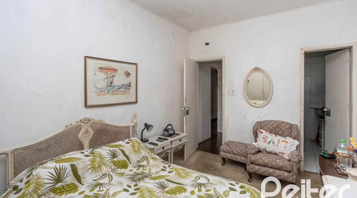 Casa à venda com 195m², 5 dormitórios, 1 suíte, 2 vagas, no bairro Tristeza em Porto Alegre