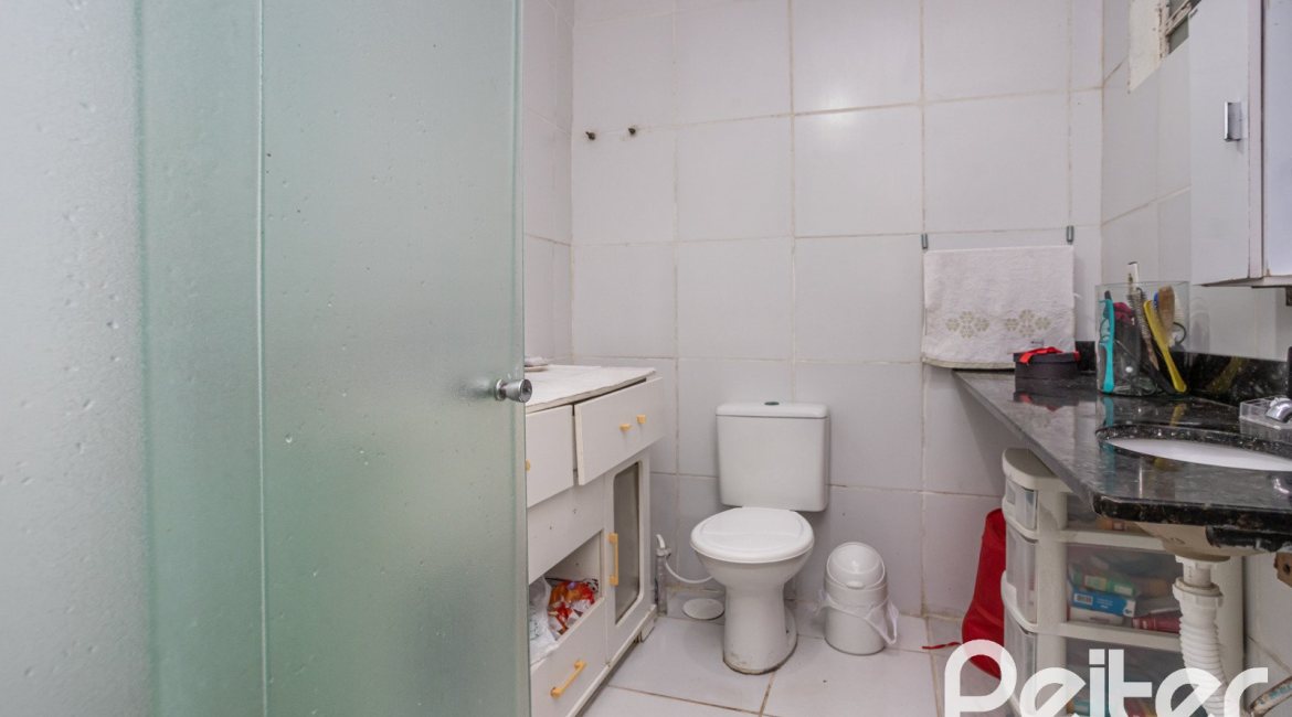 Casa à venda com 195m², 5 dormitórios, 1 suíte, 2 vagas, no bairro Tristeza em Porto Alegre