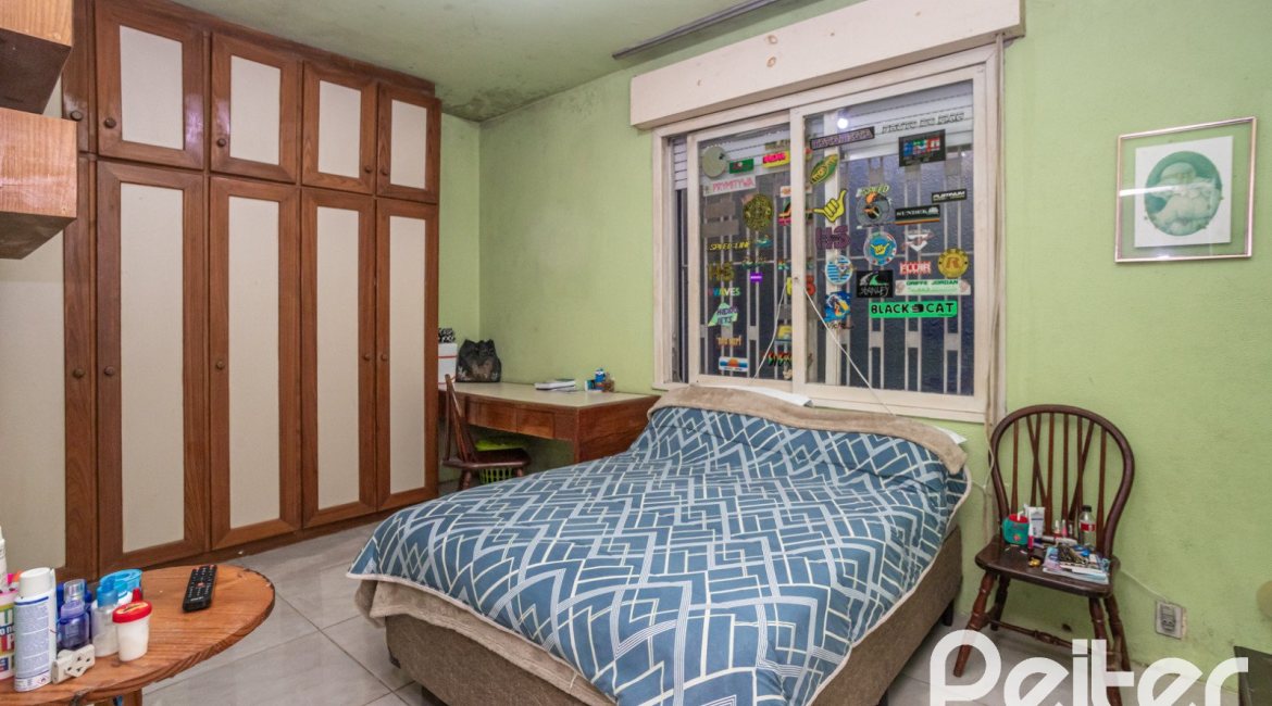 Casa à venda com 195m², 5 dormitórios, 1 suíte, 2 vagas, no bairro Tristeza em Porto Alegre