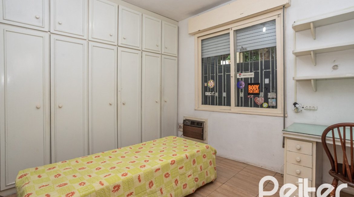 Casa à venda com 195m², 5 dormitórios, 1 suíte, 2 vagas, no bairro Tristeza em Porto Alegre