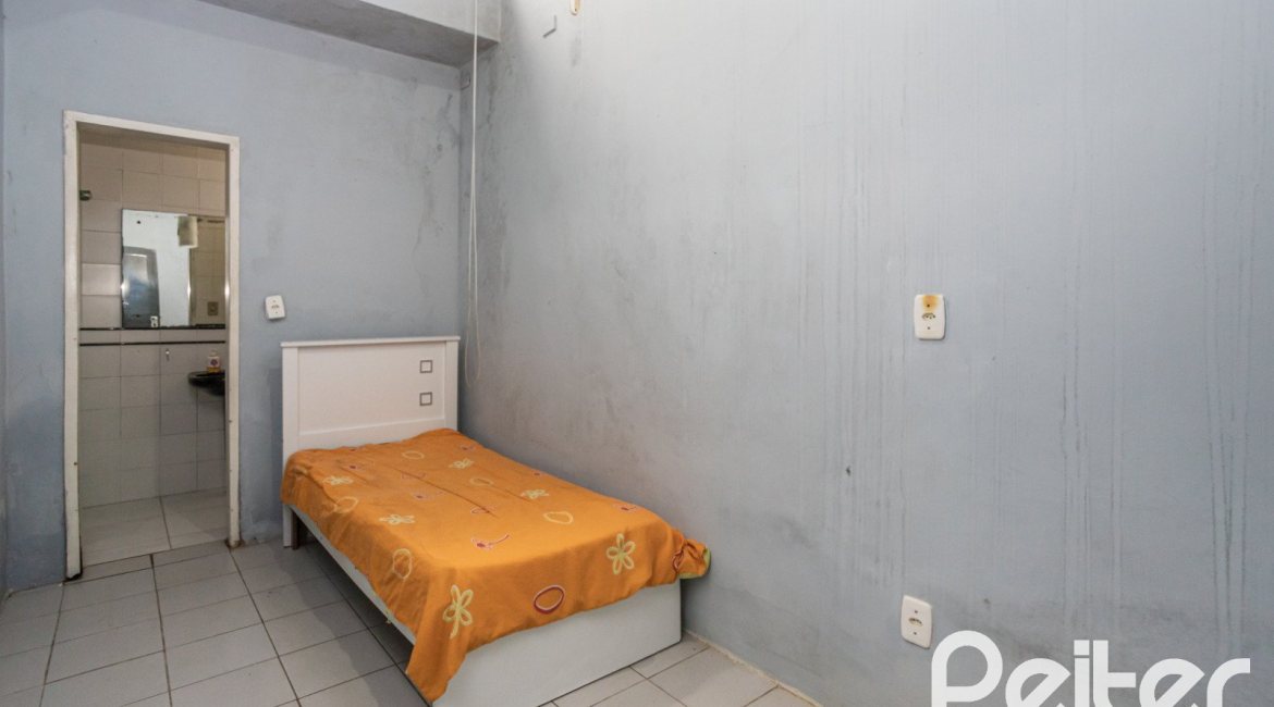 Casa à venda com 195m², 5 dormitórios, 1 suíte, 2 vagas, no bairro Tristeza em Porto Alegre