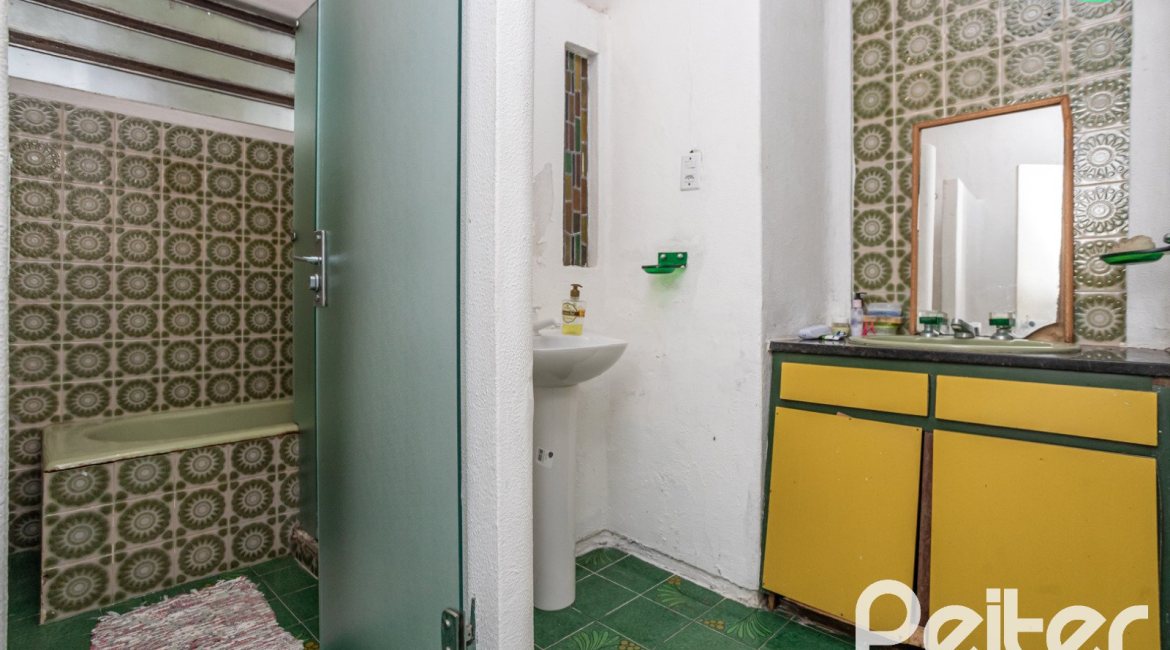 Casa à venda com 195m², 5 dormitórios, 1 suíte, 2 vagas, no bairro Tristeza em Porto Alegre