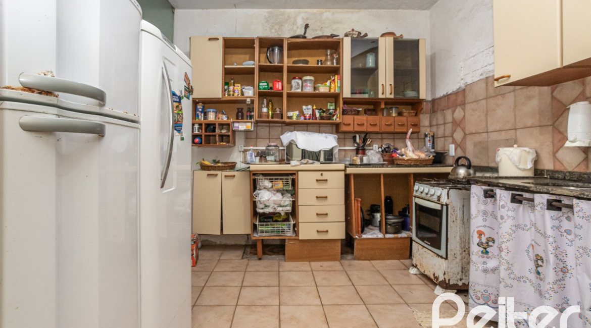 Casa à venda com 195m², 5 dormitórios, 1 suíte, 2 vagas, no bairro Tristeza em Porto Alegre