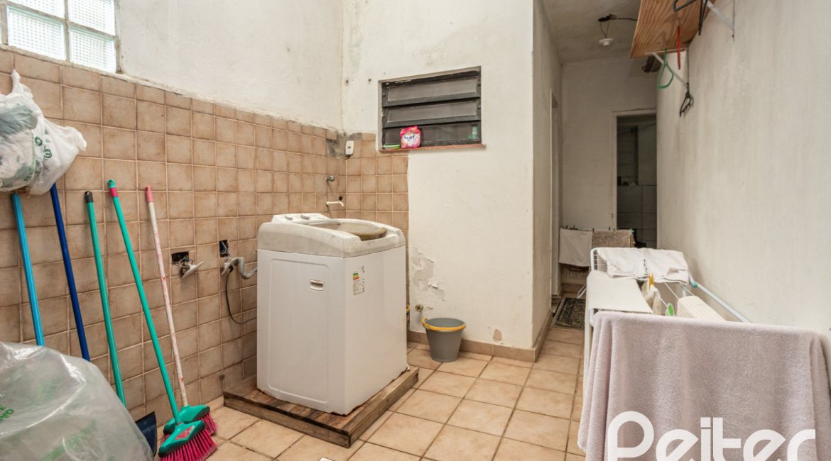 Casa à venda com 195m², 5 dormitórios, 1 suíte, 2 vagas, no bairro Tristeza em Porto Alegre