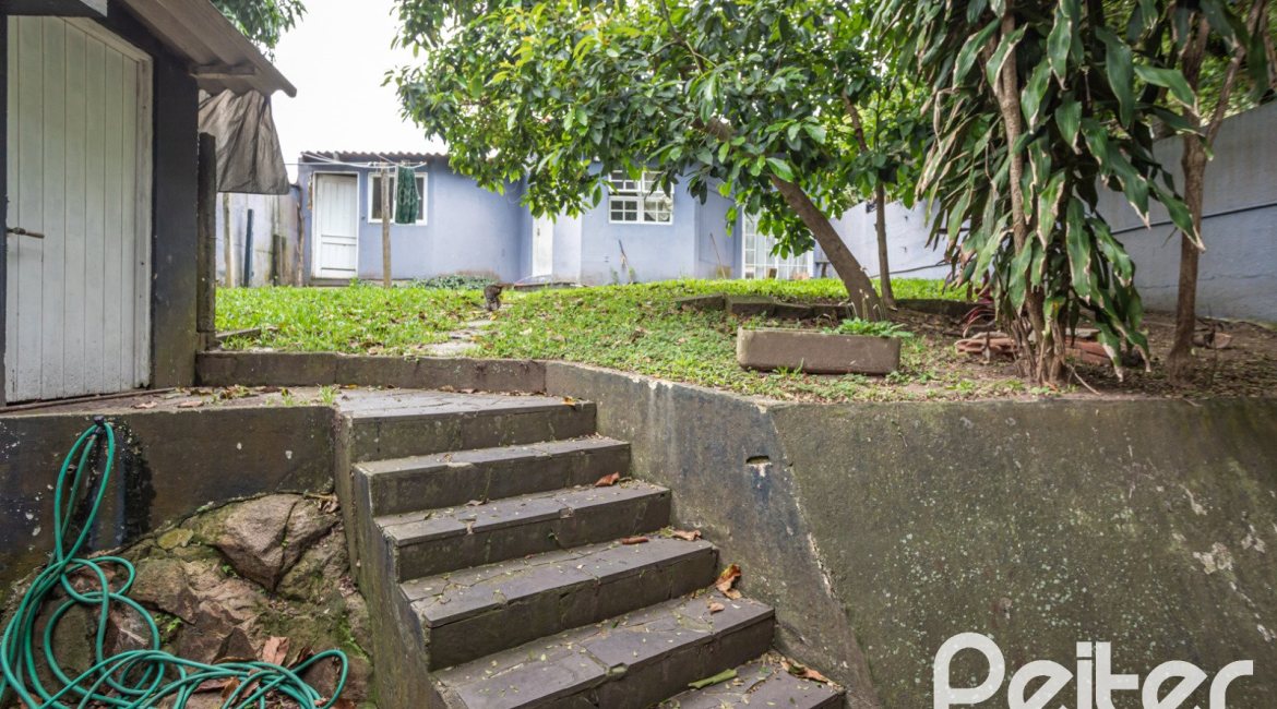 Casa à venda com 195m², 5 dormitórios, 1 suíte, 2 vagas, no bairro Tristeza em Porto Alegre