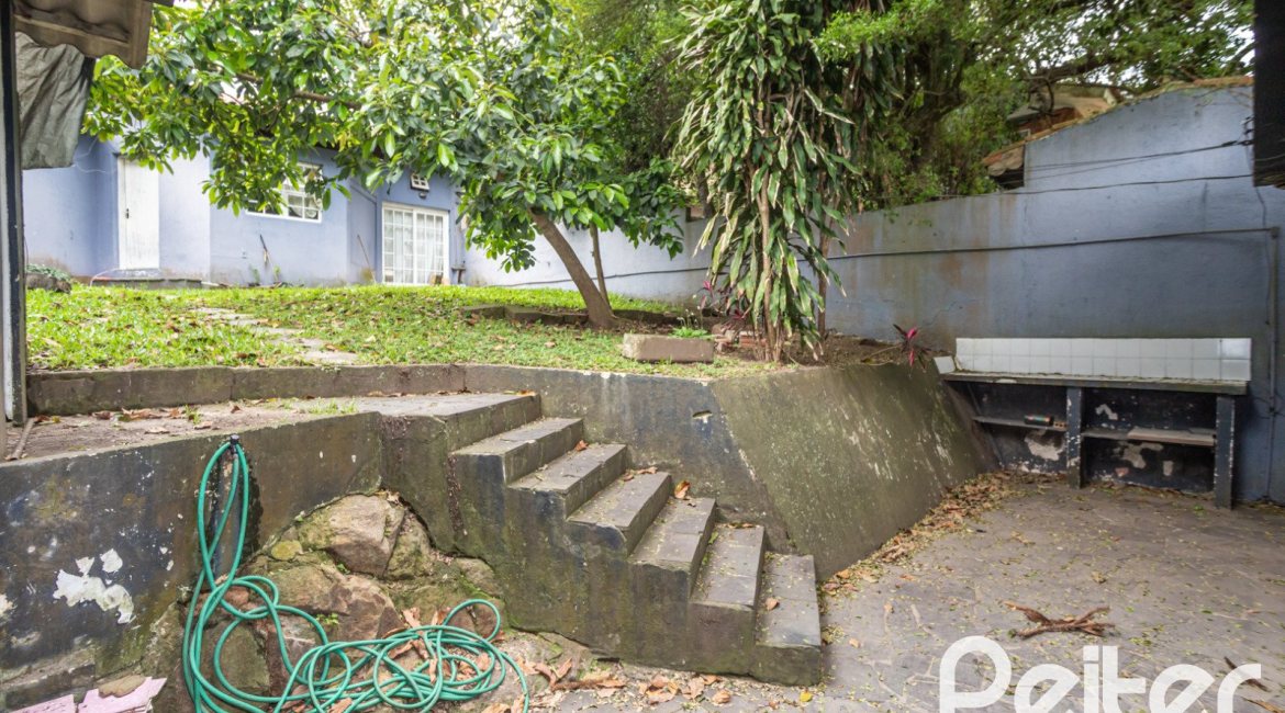 Casa à venda com 195m², 5 dormitórios, 1 suíte, 2 vagas, no bairro Tristeza em Porto Alegre