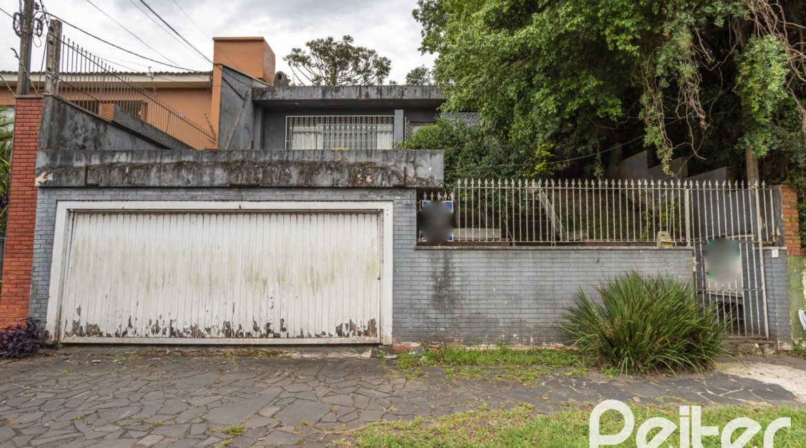 Casa à venda com 195m², 5 dormitórios, 1 suíte, 2 vagas, no bairro Tristeza em Porto Alegre
